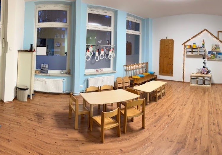 Heller, kindgerecht eingerichteter Gruppenraum von minionKIDS